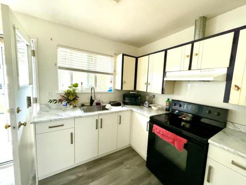 Surrey Centre Standard Double Queen Room in Surrey, Canada