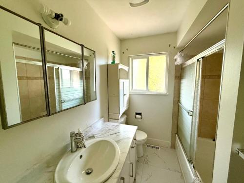 Surrey Centre Standard Double Queen Room in Surrey, Canada