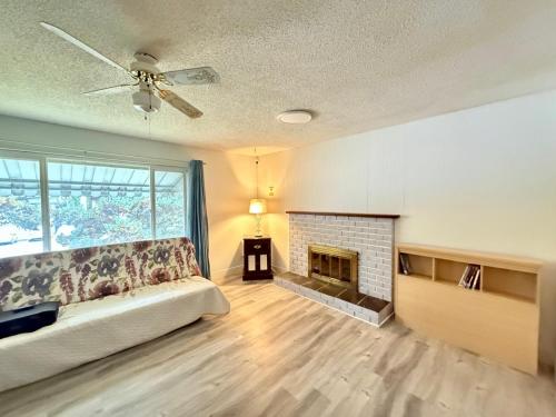 Surrey Centre Standard Double Queen Room in Surrey, Canada