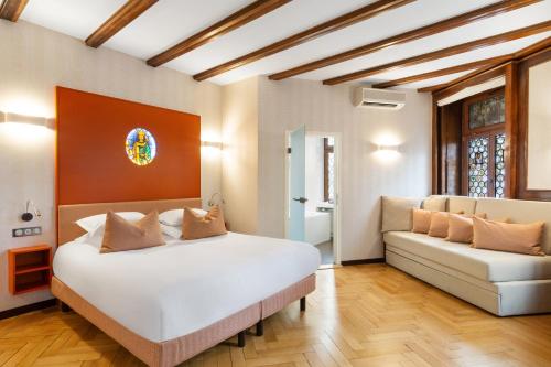 Signature Room with whirlpool bath image 7
