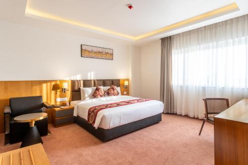 Superior King Room image 10