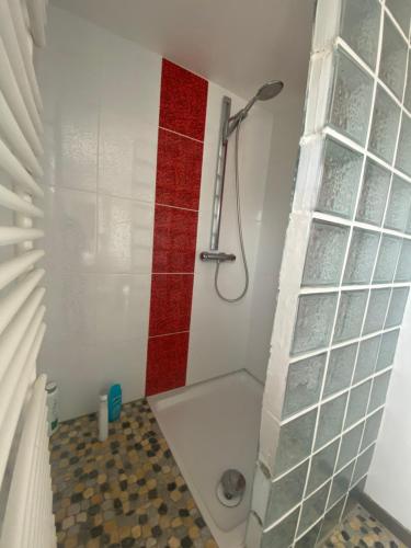 Chambre safari individuelle avec partie commune A 6min de l A26 et 15 min de stOmer, lumbres et aire in Quiestede (Nord-Pas-de-Calais)