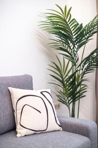Deluxe & Cozy Central Located Joseph Boulevard Apartment - Tap to explore photos