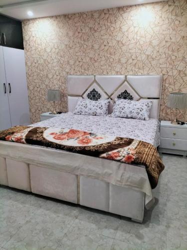 2 Bed Furnished Apartment in ราฟีบล็อก