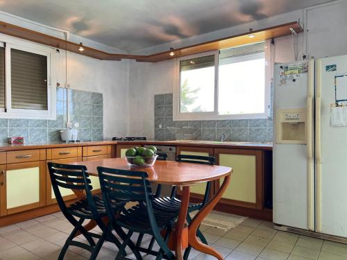 廚房, CosyLife Sainte-Rose - Villa familiale calme avec vue Sofaïa à 3km de la plage (CosyLife Sainte-Rose - Villa familiale calme avec vue Sofaia a 3km de la plage) in 聖玫瑰