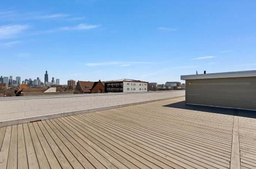 Rooftop Balcony 1 Parking in Chicago, USA