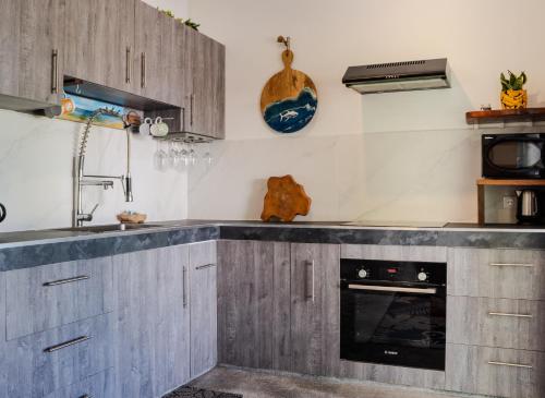 Tehei Beach House Wifi AC Beachfront Sunset in ตาฮิติ