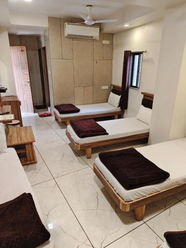 4 twin beds, 1 bunk bed