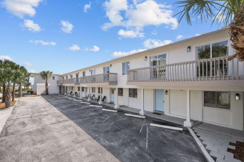 Good Times Tan Lines Oceanview Condo Pet Friendly in Jacksonville Beach, USA