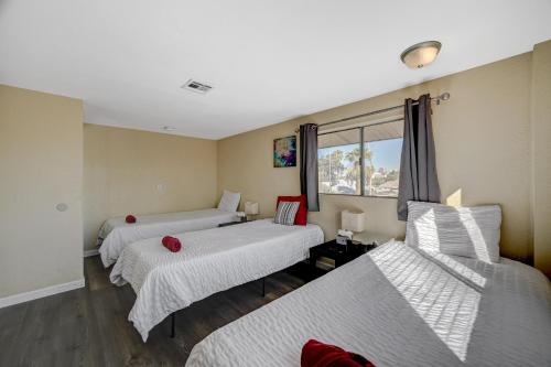Large House, 15 Beds, Heated Pool, Hot Tub, BBQ, Close to Strip, Las Vegas (foto 8)