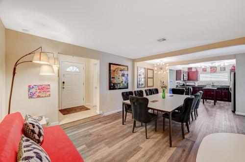 Large House, 15 Beds, Heated Pool, Hot Tub, BBQ, Close to Strip, Las Vegas (zdjęcie 10)