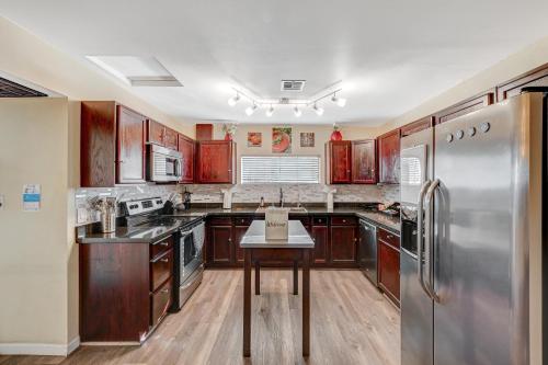Large House, 15 Beds, Heated Pool, Hot Tub, BBQ, Close to Strip, Las Vegas (zdjęcie 2)