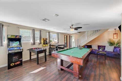 Large House, 15 Beds, Heated Pool, Hot Tub, BBQ, Close to Strip, Las Vegas (foto 6)