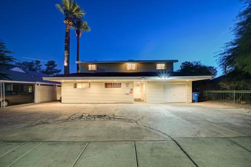 Large House, 15 Beds, Heated Pool, Hot Tub, BBQ, Close to Strip, Las Vegas (foto 7)
