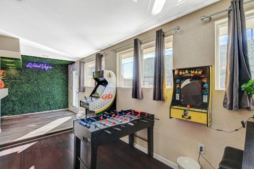 Large House, 15 Beds, Heated Pool, Hot Tub, BBQ, Close to Strip, Las Vegas (zdjęcie 9)