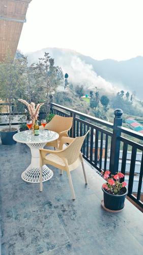Balcony/terrace, HOTEL ALPINE MUSK in Kanatal