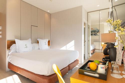 Deluxe Double Room with Sea View image 10