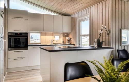 Cuina, Four-Bedroom Holiday Home In Hvide Sande in Hvide Sande