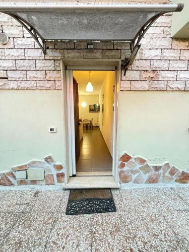 Entrance, La casa di Palmira in Selcetta