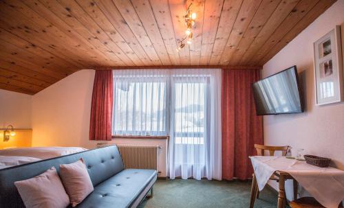 Family Room (2 Adults + 1 Children) with Balcony