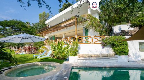 Luxury House with Pool fire Pit & Lake view in Tequesquitengo, Mexico