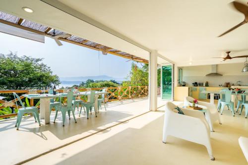 Luxury House with Pool fire Pit & Lake view in Tequesquitengo, Mexico