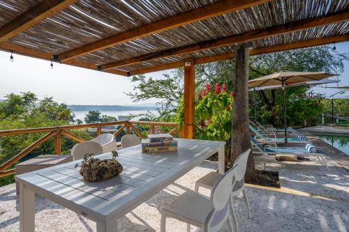 Luxury House with Pool fire Pit & Lake view in Tequesquitengo, Mexico