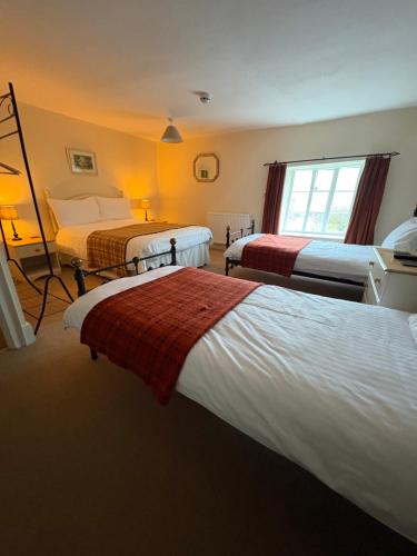1 double bed, 2 twin beds