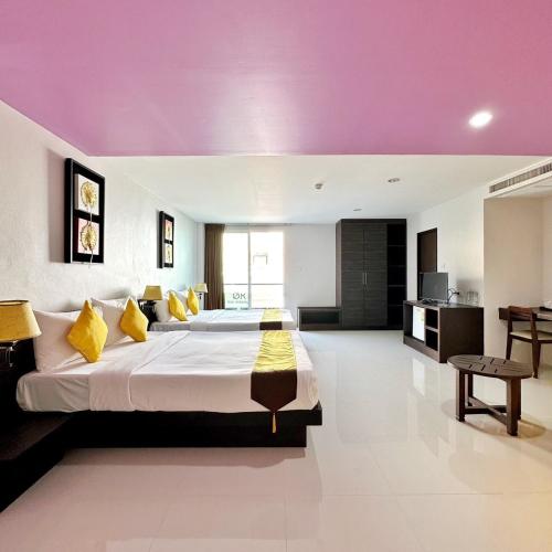 Twin Hotel near Saphan Hin Sports Center