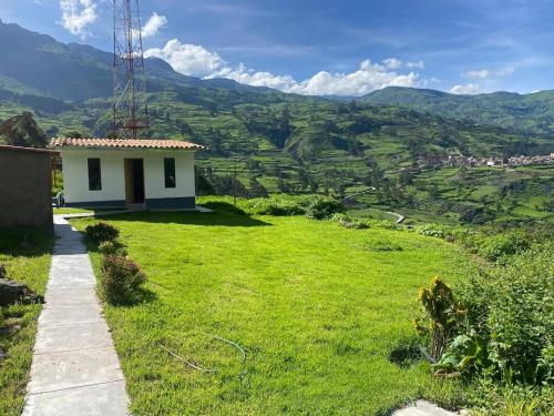 Casa de campo con impresionante vista a las montañas y cascada en Canta