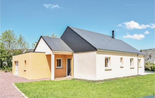 3 Bedroom Cozy Home In Quettreville-Sur-Sien, gîte à louer Trelly