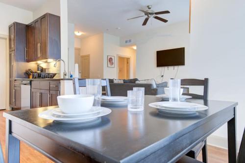 Luxe Apt with Pool, Gym, Wi-Fi, Pets Allowed in Houston, USA