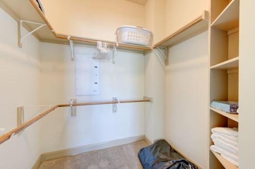 Luxe Apt with Pool, Gym, Wi-Fi, Pets Allowed in Houston, USA