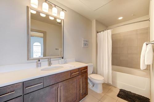 Luxe Apt with Pool, Gym, Wi-Fi, Pets Allowed in Houston, USA