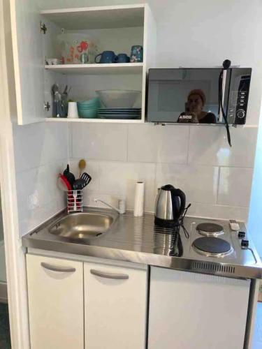 кухня, Studette indépendante tout confort sur jardin (Studette independante tout confort sur jardin) in Епине сюр Сен