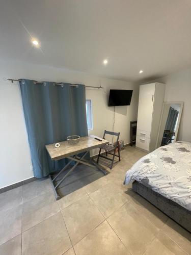 Удобства, Studette indépendante tout confort sur jardin (Studette independante tout confort sur jardin) in Епине сюр Сен