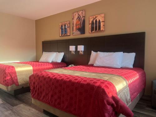 . Colonial House Motor Inn