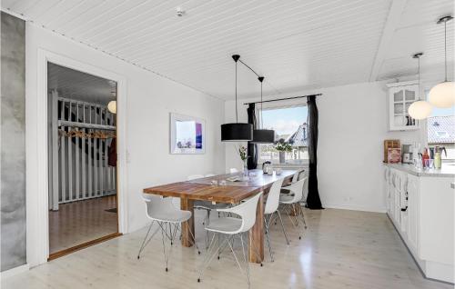 Kitchen, 5 Bedroom Lovely Home In Allinge in Tejn