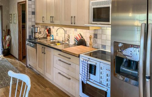 virtuve, Pet Friendly Home In Gamleby With Wifi in Lofta