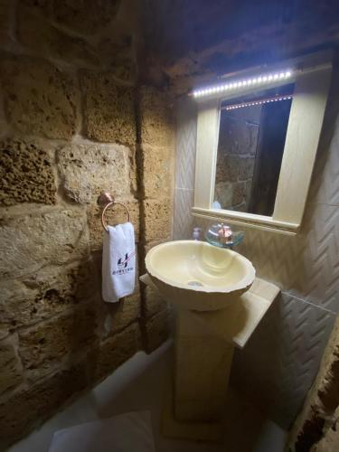 화장실, Nina s House Charming Loft in 700-Year-Old Gem in heart of Byblos in 바이블로스(즈바일)