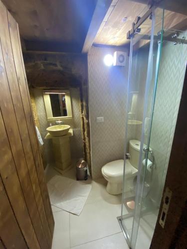 샤워실, Nina s House Charming Loft in 700-Year-Old Gem in heart of Byblos in 바이블로스(즈바일)