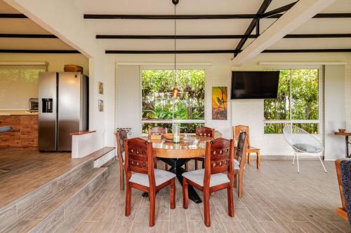 Casa cafetera en Pereira con Jacuzzi y 5 habitaciones in Mundo Nuevo