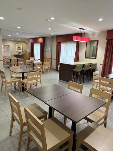 อาหารและเครื่องดื่ม, คันทรี อินน์ แอนด์ สวีท บาย เรดิสัน เอลกิน อิลลินอยส์ (Country Inn & Suites by Radisson, Elgin, IL) in เอลจิน (IL)