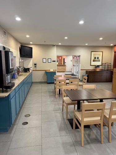 อาหารและเครื่องดื่ม, คันทรี อินน์ แอนด์ สวีท บาย เรดิสัน เอลกิน อิลลินอยส์ (Country Inn & Suites by Radisson, Elgin, IL) in เอลจิน (IL)