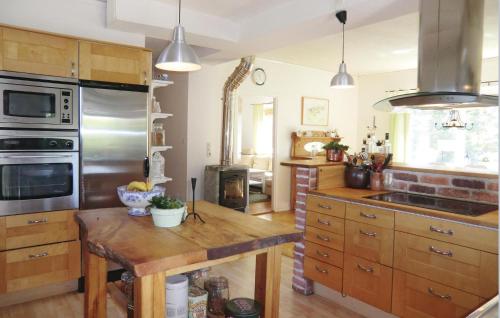 Kitchen, 4 Bedroom Stunning Home In Helsingborg in Rosengarden
