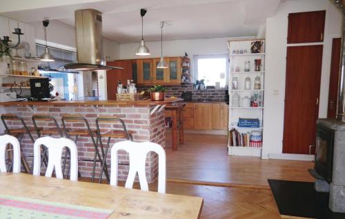 Kitchen, 4 Bedroom Stunning Home In Helsingborg in Rosengarden