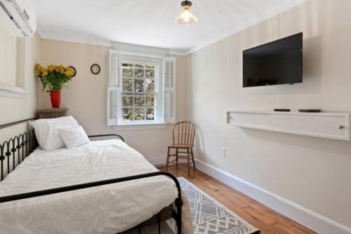 Historic Home With Free Parking In Quiet, Convenient in Philadelphia, USA