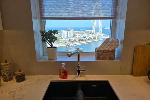Beachfront 250 view private beach high floor - image 4