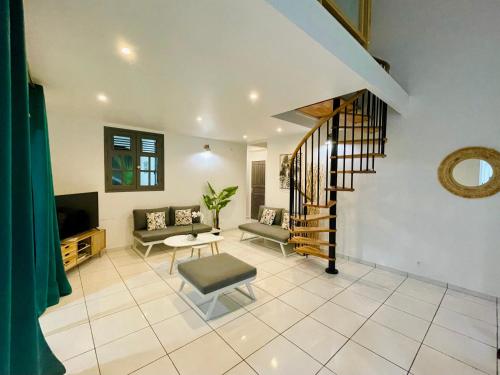 Villas TROPICAL & EXOTIC, 6 chambres avec 2 piscines in Le Moule