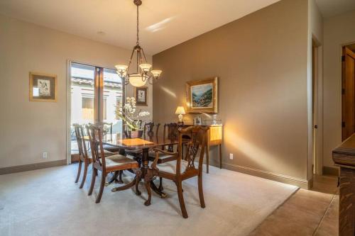 Desert Willow View Home with Pool on Golf Course in Palm Desert, USA